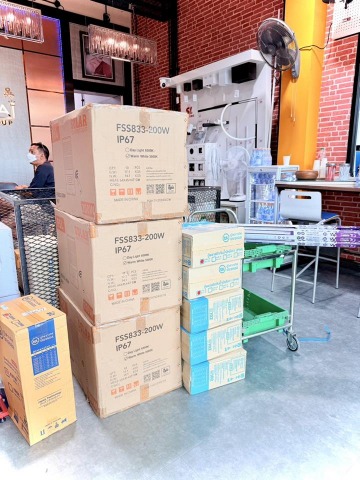 โคมไฟถนนโซล่าเซลล์ FSL และหลอดไฟ LED สต็อกพร้อมจำหน่าย